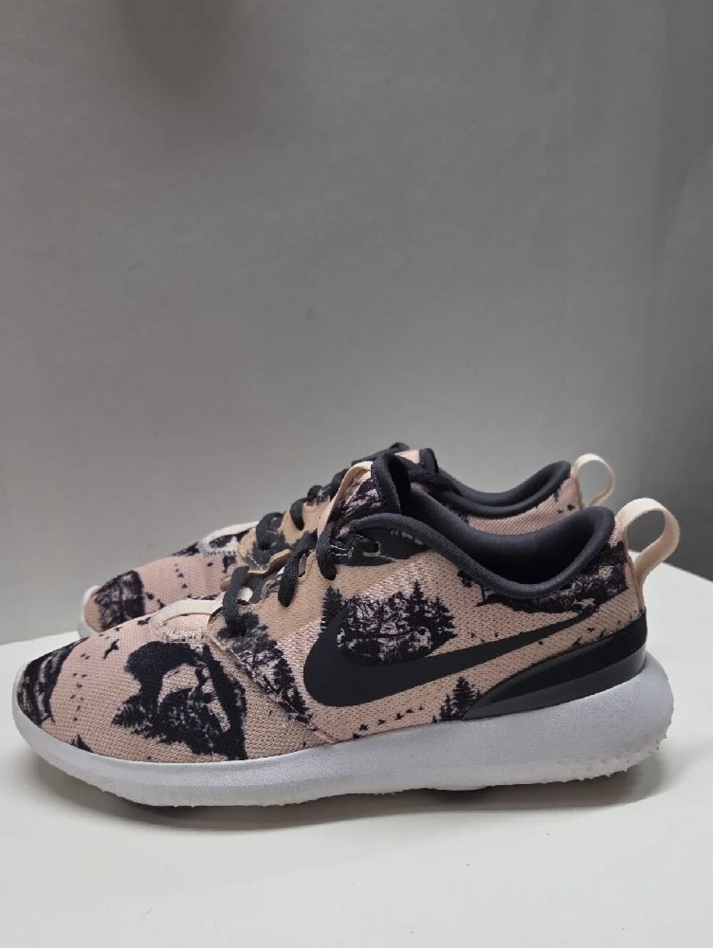 Nike Women's Golf Sneakers  Roshe G birds Print Size 8.5
